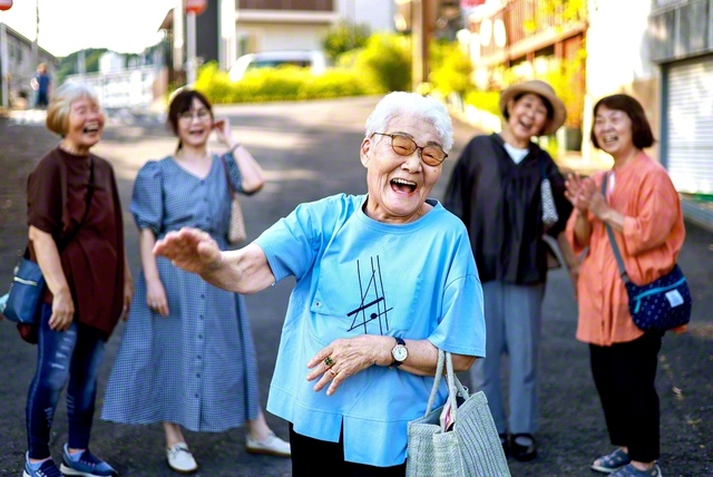 「私、つくづく思うの。悩むのも喜ぶのも、全てが生きている証しだって。人生って本当に素晴らしいわよね」と永井さん（中央）