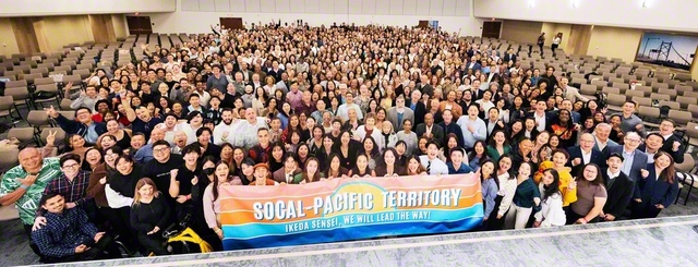 私たちは永遠に池田先生と共に！――南カリフォルニア・パシフィック方面の総会に集った友。先生のアメリカへの限りない期待を原動力に、人間革命の連鎖を広げる決意に燃えて（サンタモニカ市の世界平和池田講堂で）