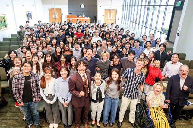 南カリフォルニア・パシフィック方面の学生部の集いに参加した友。会合ではジョーダン・ノダルセ方面学生部長、ナカザキ全米女子学生部長が平和の世紀を開くため、自身の人間革命に挑もうと訴えた　©World　Tribune/Yvonne　Ng