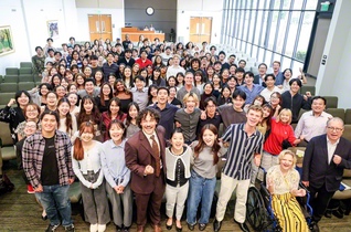 南カリフォルニア・パシフィック方面の学生部の集いに参加した友。会合ではジョーダン・ノダルセ方面学生部長、ナカザキ全米女子学生部長が平和の世紀を開くため、自身の人間革命に挑もうと訴えた　©World　Tribune/Yvonne　Ng