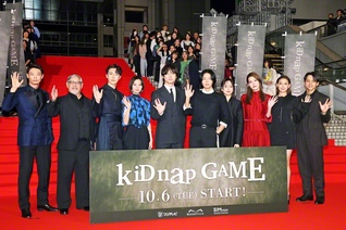 レッドカーペットに姿を現した出演者ら