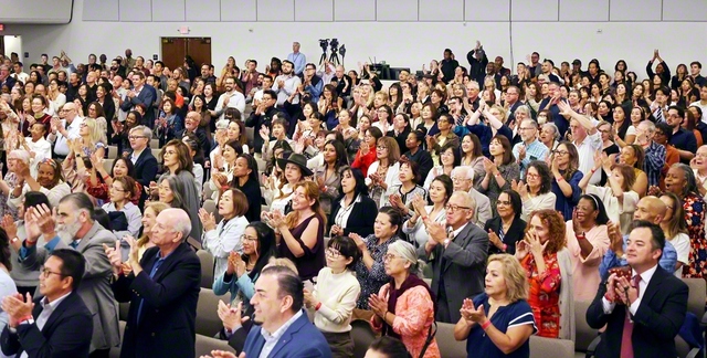 生命力と求道心みなぎる南カリフォルニア・パシフィック方面の総会。参加者は青年部の決意や体験発表など、全てに万雷の拍手や歓声で応えた（サンタモニカ市の世界平和池田講堂で）