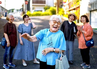 「私、つくづく思うの。悩むのも喜ぶのも、全てが生きている証しだって。人生って本当に素晴らしいわよね」と永井さん（中央）