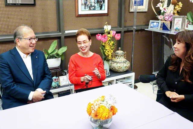 谷川SGI理事長㊧がジュンコ・ペレスさん㊥、娘のリサ・ズカットさんと語らう