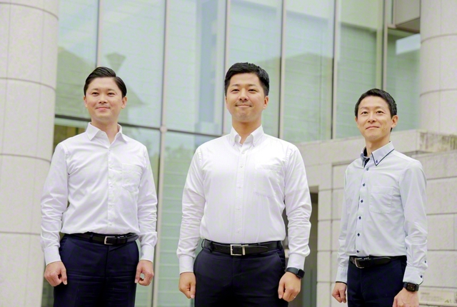 新出発した男子部のリーダー。左から梁島英明青年部長、足立大輔男子部長、泉本伸秀書記長