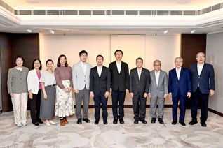 香港SGI最高会議に参加した各部のリーダーが、原田会長ら訪問団と共に記念のカメラに（15日、香港市内で）
