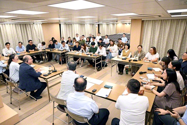 香港婦人部と谷川SGI理事長の懇談会（写真上＝15日）。香港青年部とも和やかに（同下＝14日、ともに香港文化会館で）