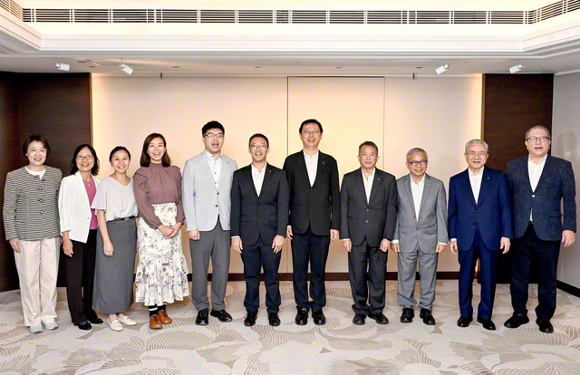 香港SGI最高会議に参加した各部のリーダーが、原田会長ら訪問団と共に記念のカメラに（15日、香港市内で）