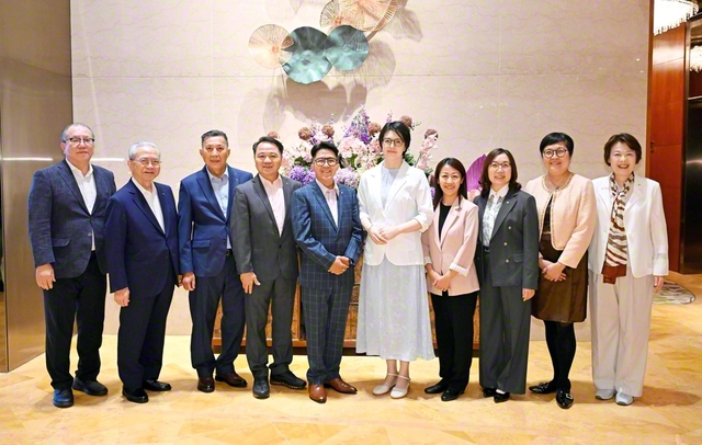 マカオSGI各部の代表と原田会長ら訪問団が記念撮影（16日、マカオ市内で）