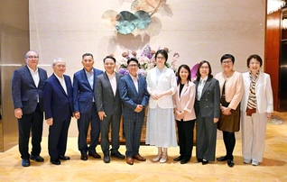 マカオSGI各部の代表と原田会長ら訪問団が記念撮影（16日、マカオ市内で）