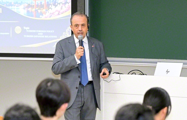 講演に立ったエルトゥールル大使。昨今の中東情勢などを巡り、活発な質疑応答も行われた（16日、創大中央教育棟で）
