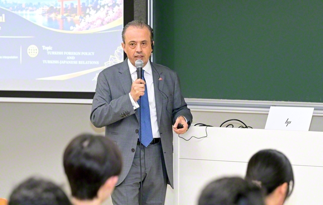 講演に立ったエルトゥールル大使。昨今の中東情勢などを巡り、活発な質疑応答も行われた（16日、創大中央教育棟で）