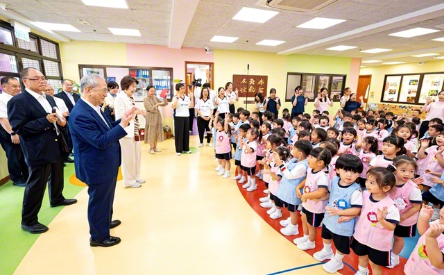 香港創価幼稚園に到着した原田会長、永石SGI副理事長を園児たちが笑顔いっぱいに歓迎した（16日）