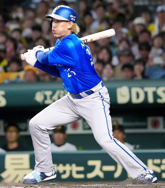 9回、DeNAの三森が中前に逆転2点打を放つ