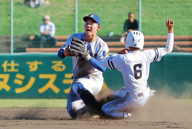 七回裏、相手走者の進塁を防ぐ中島主将㊧（わかさスタジアム京都で）