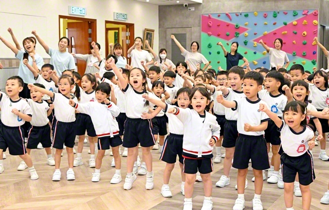 歓迎の集いでは、園児たちが元気な声を出しながら、全身を大きく使ってリズミカルなダンスを披露