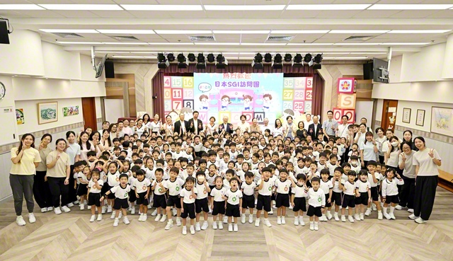 園児たちが原田会長、永石SGI副理事長らと記念のカメラに