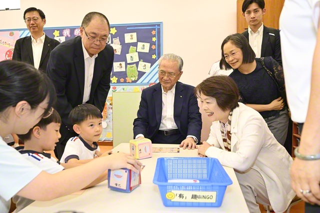 原田会長、永石SGI副理事長が、年長クラスの園児と一緒に、中国語（繁体字）を学習するビンゴゲームに挑戦
