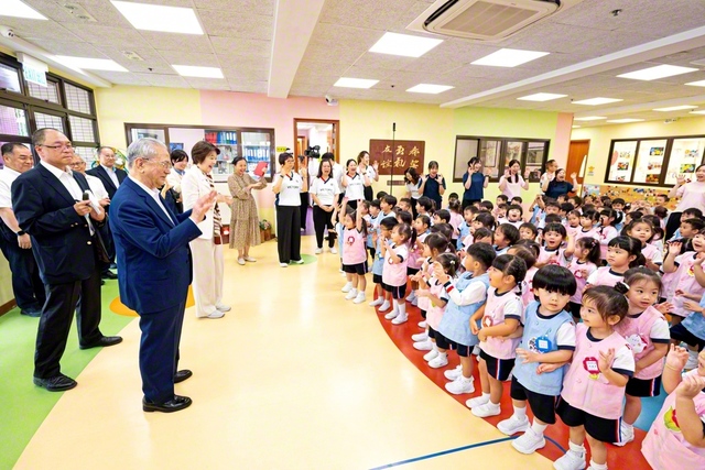 香港創価幼稚園に到着した原田会長、永石SGI副理事長を園児たちが笑顔いっぱいに歓迎した（16日）