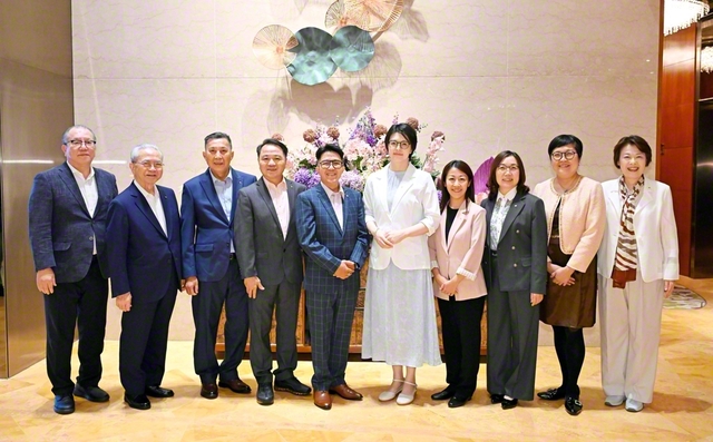 マカオSGI各部の代表と原田会長ら訪問団が記念撮影（16日、マカオ市内で）