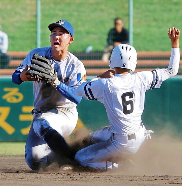 七回裏、相手走者の進塁を防ぐ中島主将㊧（わかさスタジアム京都で）