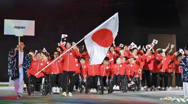 愛知・名古屋アジアパラ大会の開会式で、入場行進する日本選手団