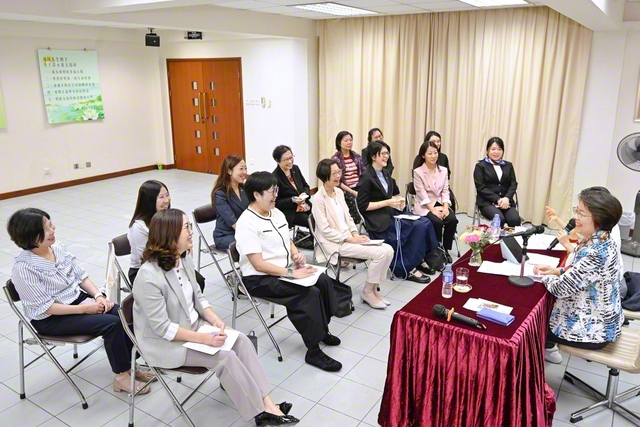 マカオ婦人・女子部の友は永石SGI副理事長と和やかに（マカオ文化会館で）