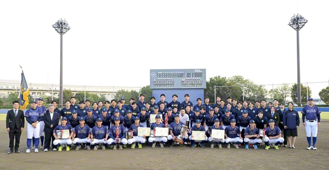 リーグ優勝を果たした創価大学硬式野球部が記念のカメラに（さいたま市岩槻川通公園野球場で）