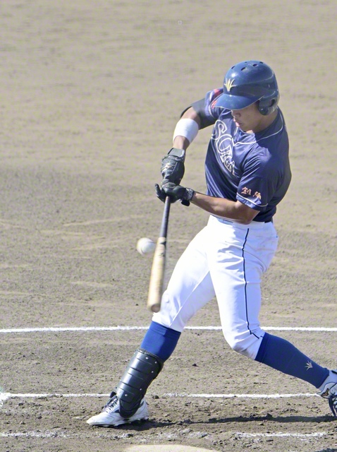 初回、4番・藤原が右越えに適時打を放つ（さいたま市岩槻川通公園野球場で）