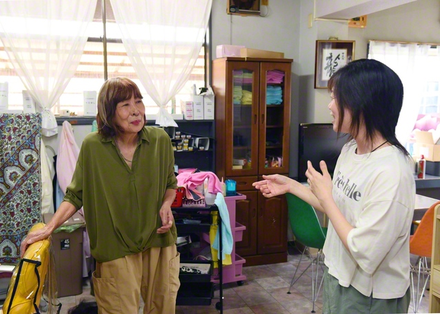 お客と目を合わせてほほ笑む浜田さん㊧。「“こうありたい”と思うのは大事なことよ。好きな服を着たり、お化粧したり、自分にお手入れ、してあげなっせ」