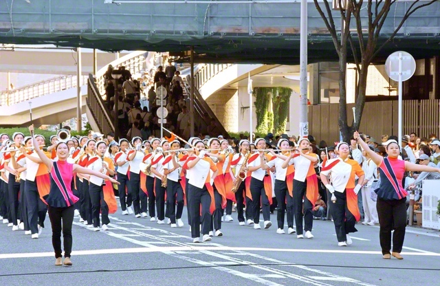 大阪富士鼓笛隊（上）と大阪吹奏楽団（下）が希望あふれる調べを奏で、観衆を魅了した（大阪・堺市内で）