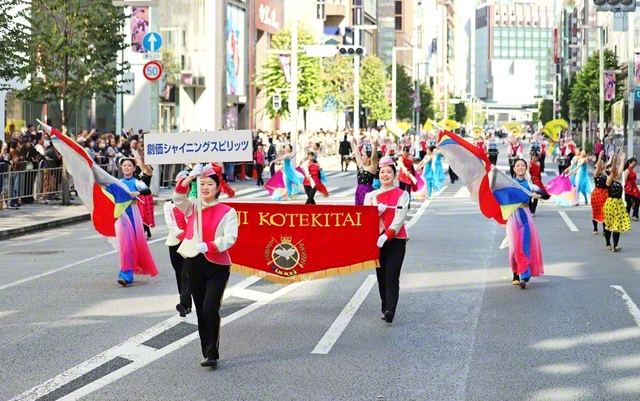 はつらつと行進する創価シャイニングスピリッツ（東京・中央区内で）