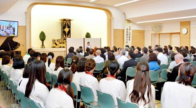 熊本文化会館で開かれた九州人間教育実践報告大会。青年教育者の有志が合唱を披露し、花を添えた
