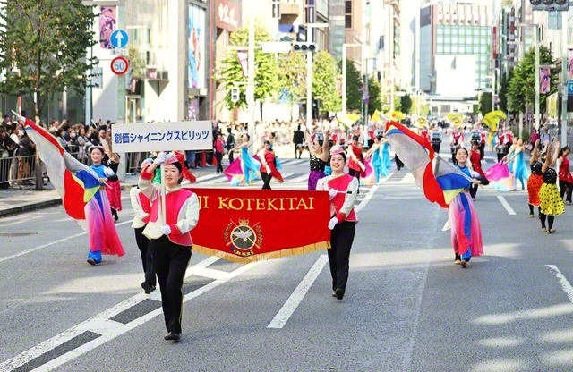 はつらつと行進する創価シャイニングスピリッツ（東京・中央区内で）