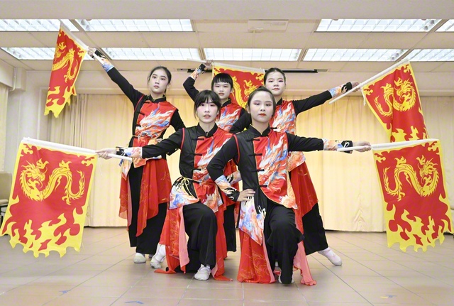 未来部の白鳳舞踏グループが、華麗で力強い舞を披露（マカオ文化会館で）