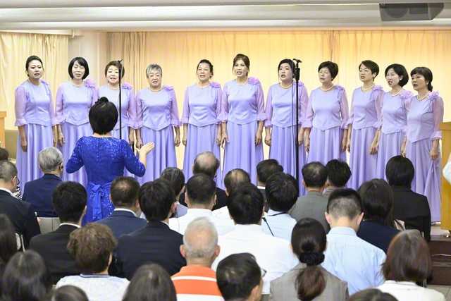 婦人部の紅梅合唱団が学会歌「母」の美しい歌声を響かせ、大会に花を添えた（マカオ文化会館で）
