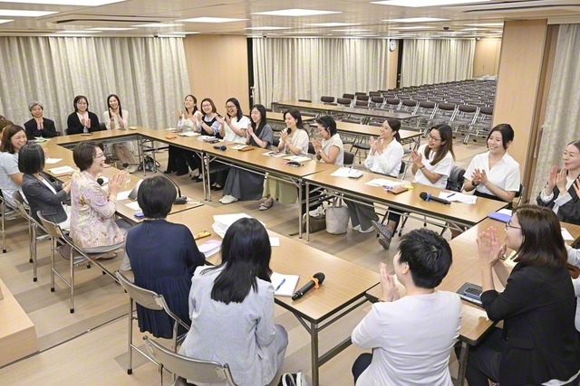 求道の心あふれる香港女子部の友と永石SGI副理事長が語り合った（同）