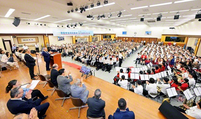 池田先生の初訪問から65年を祝賀する香港SGIの大会。原田会長は記念のパフォーマンスを披露した未来部と青年部の友をたたえた（香港文化会館で）
