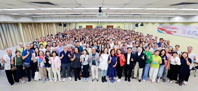 常楽大ホールの参加者が記念のカメラに
