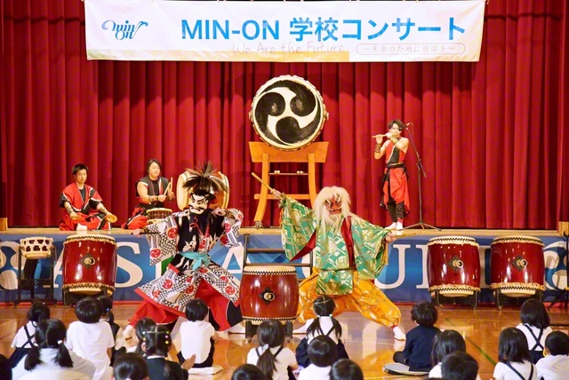 舞太鼓あすか組が圧巻の演技・演奏で参加者を魅了した（山梨・甲府市立北新小学校で）