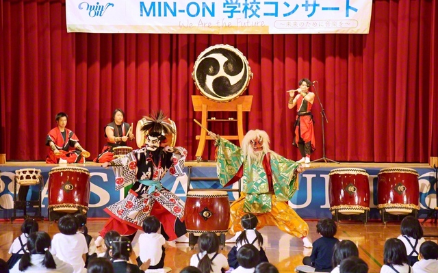舞太鼓あすか組が圧巻の演技・演奏で参加者を魅了した（山梨・甲府市立北新小学校で）