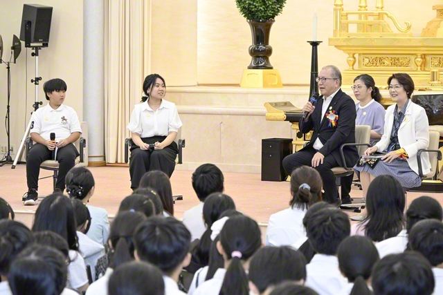 少年部員と女子学生部員の代表による谷川SGI理事長、永石同副理事長への質問コーナー（同）