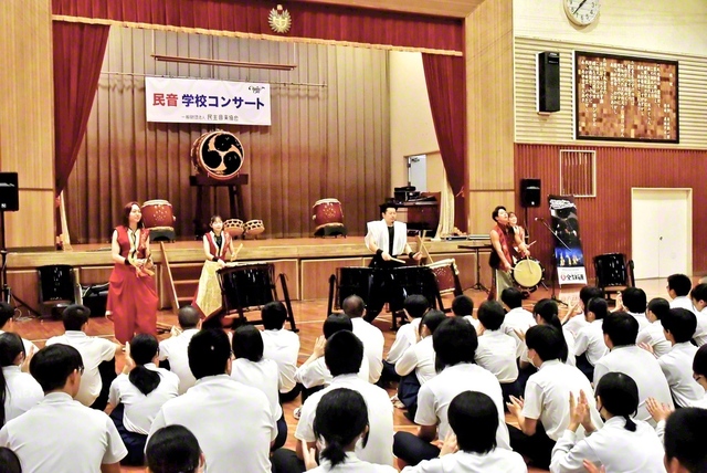 迫力の演奏を披露した和楽団ジャパンマーベラス（福岡・中間市内で）