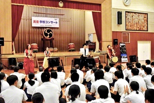 迫力の演奏を披露した和楽団ジャパンマーベラス（福岡・中間市内で）