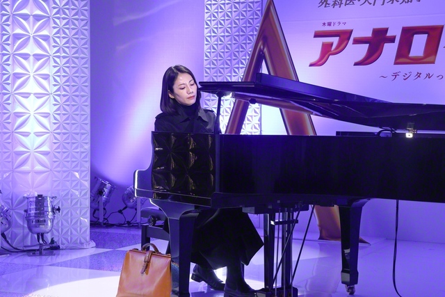 ピアノ演奏を披露する松下奈緒