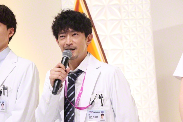 外科医・神戸大五郎を演じる津田健次郎