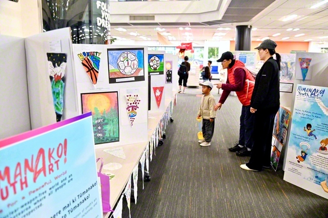 オークランド市のタカプナ図書館で開催されている絵画展（9月27日）