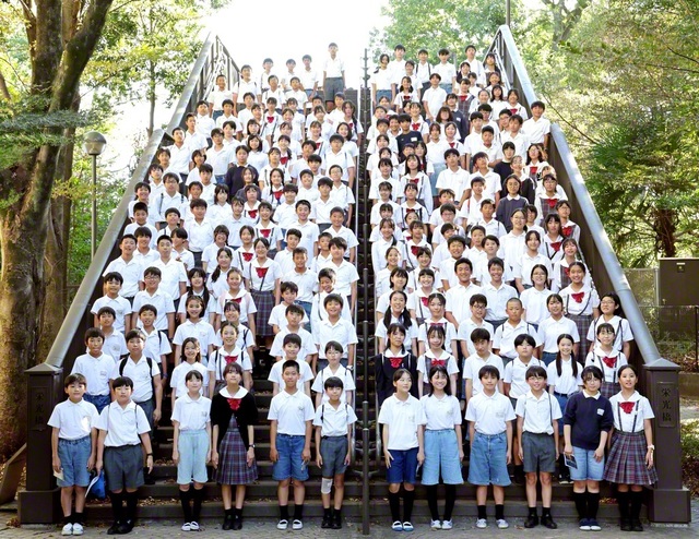 笑顔あふれる交流のひとときをもった、東西の創価小学校6年生が記念のカメラに（東京・小平市の創価学園で）