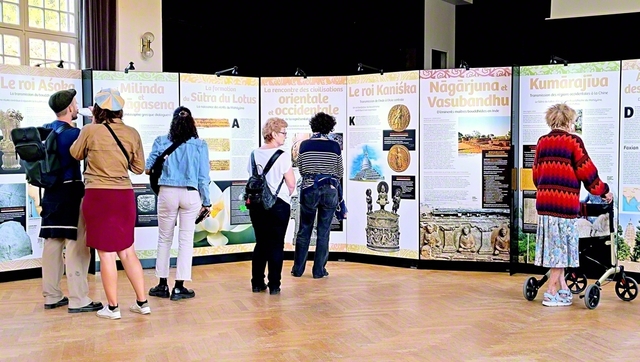 「仏教経典　世界の精神遺産――写本と図像で知る法華経」展は、多くの鑑賞者でにぎわった（フランスのストラスブール市内で）