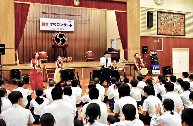 迫力の演奏を披露した和楽団ジャパンマーベラス（福岡・中間市内で）